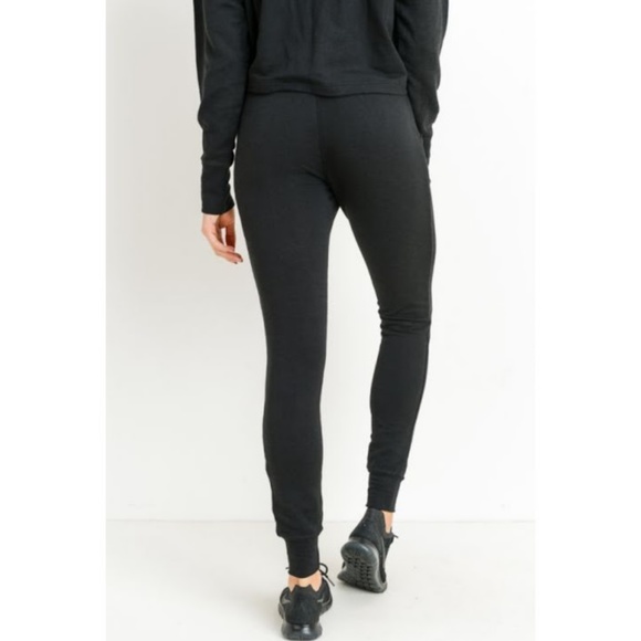 Highwaist Slim-Fit Cuffed Joggers - Picture 4 of 6